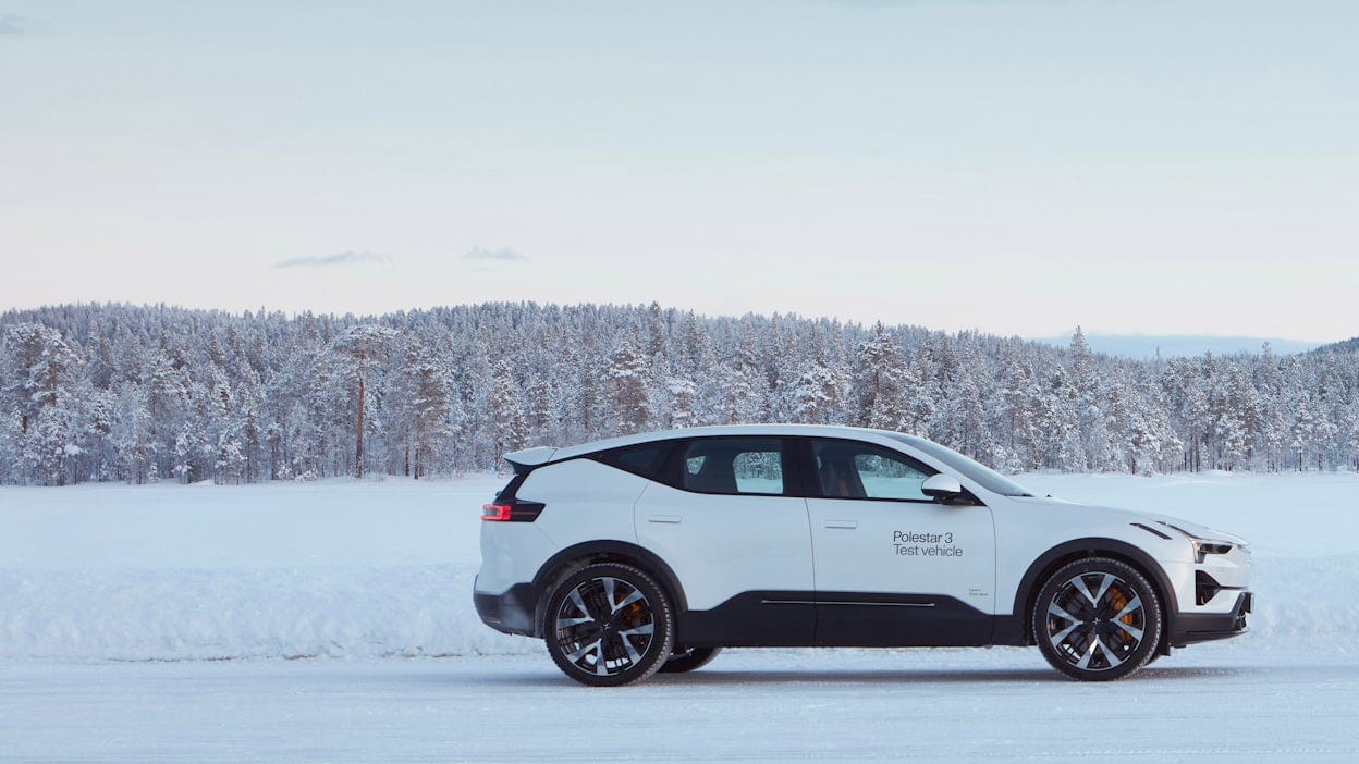 Side view of Polestar 3 in Snow colour.