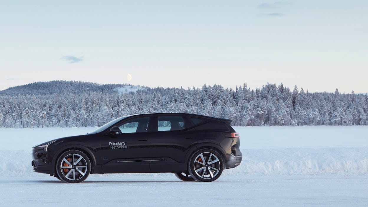 Side view of Polestar 3 in Space colour.