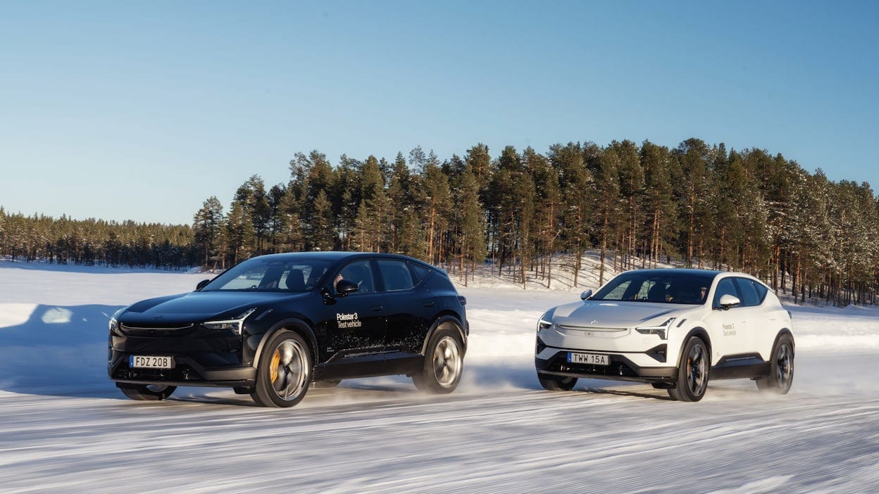 Two Polestar 3's driving in Jokkmokk.