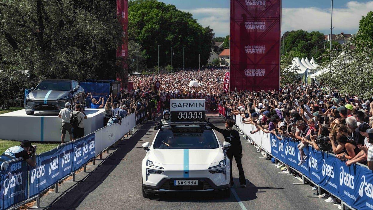 Polestar 4 lead car at start of marathon in front of crowd